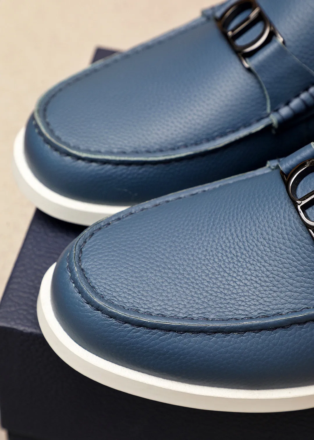 Men's shoes 💰480 💐Original packaging Product trademark: Dior "Dior" casual leather shoes Regular size: 38-44 (45.46.47🉑️Customized) Product materials: Selected Italian imported first-layer pebbled cowhide leather upper + luxury hardware buckle, imported water-dyed cowhide lining. Strong three-dimensional visual effect, original rubber outsole Color: 3⃣️colors available